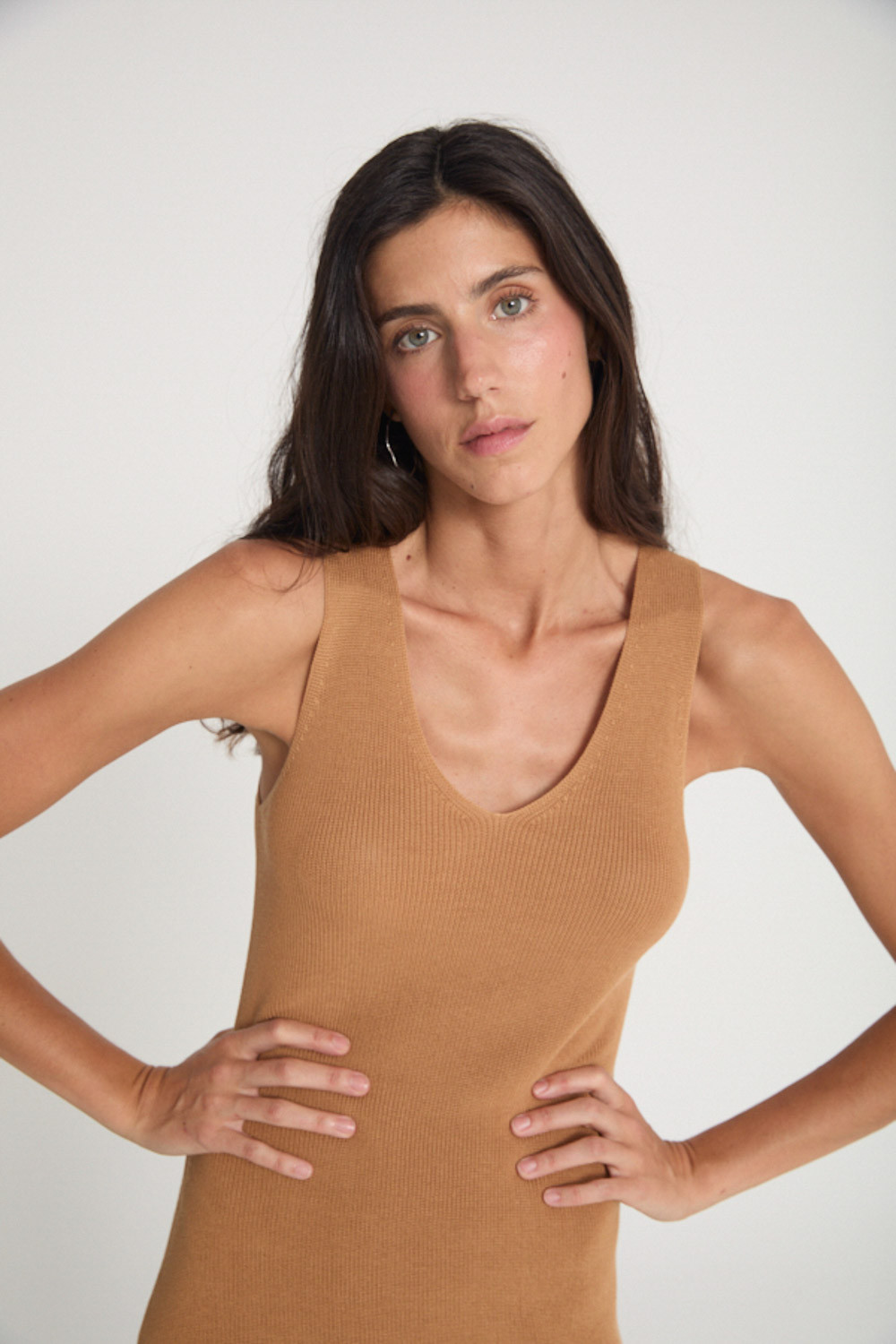 VESTIDO CON ESCOTE PICO