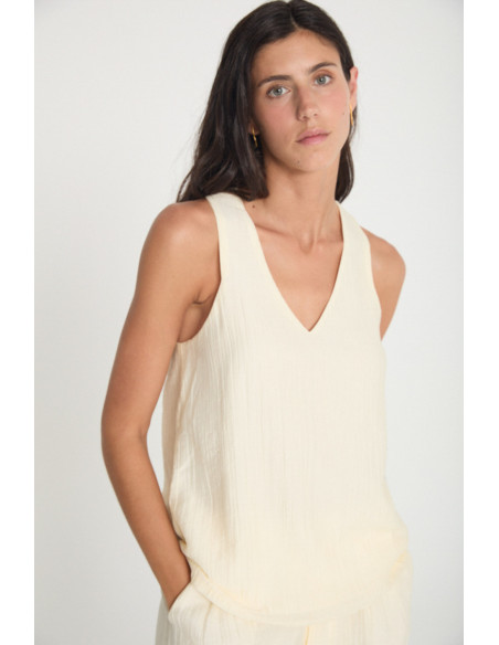 TOP SIN MAGAS CON ESCOTE PICO