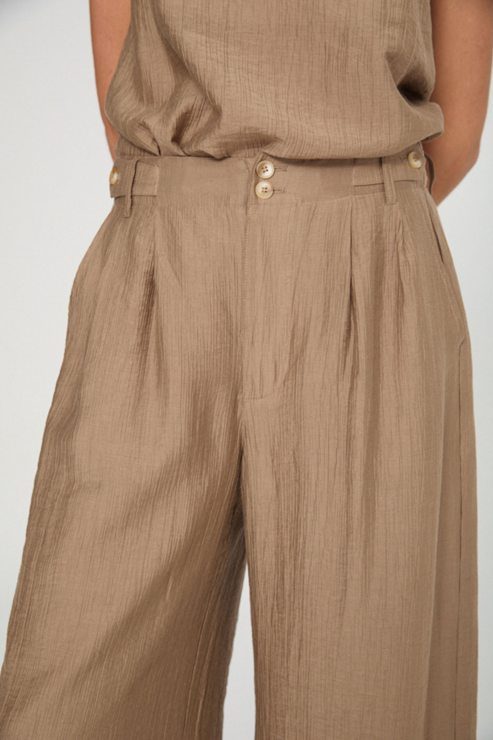 PANTALÓN CON CINTURA ALTA