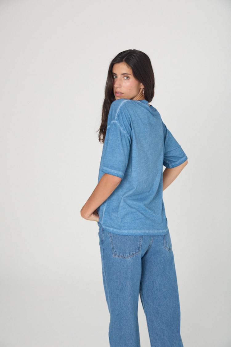 CAMISETA CON ESCOTE PICO 2