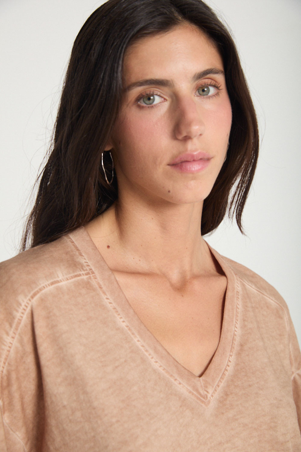 CAMISETA CON ESCOTE PICO