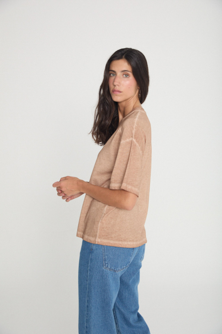 CAMISETA CON ESCOTE PICO 2