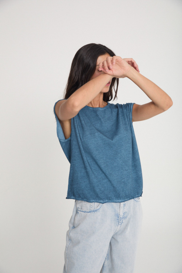 CAMISETA CON ESCOTE REDONDO