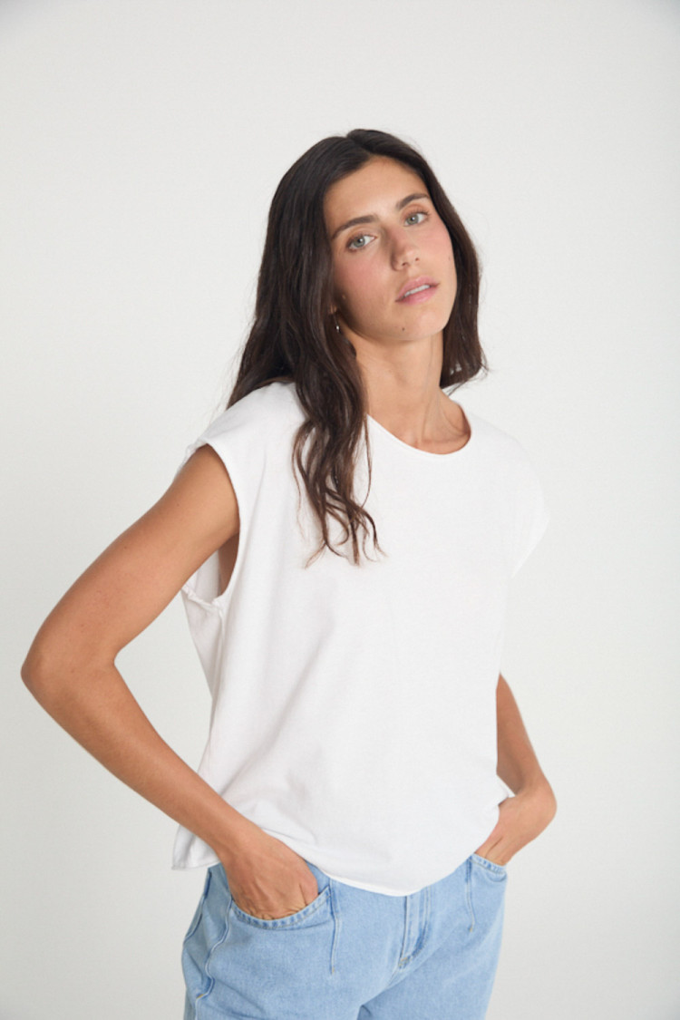 CAMISETA CON ESCOTE REDONDO 2