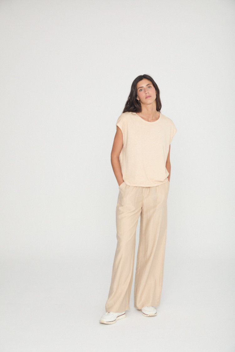 CAMISETA CON ESCOTE REDONDO