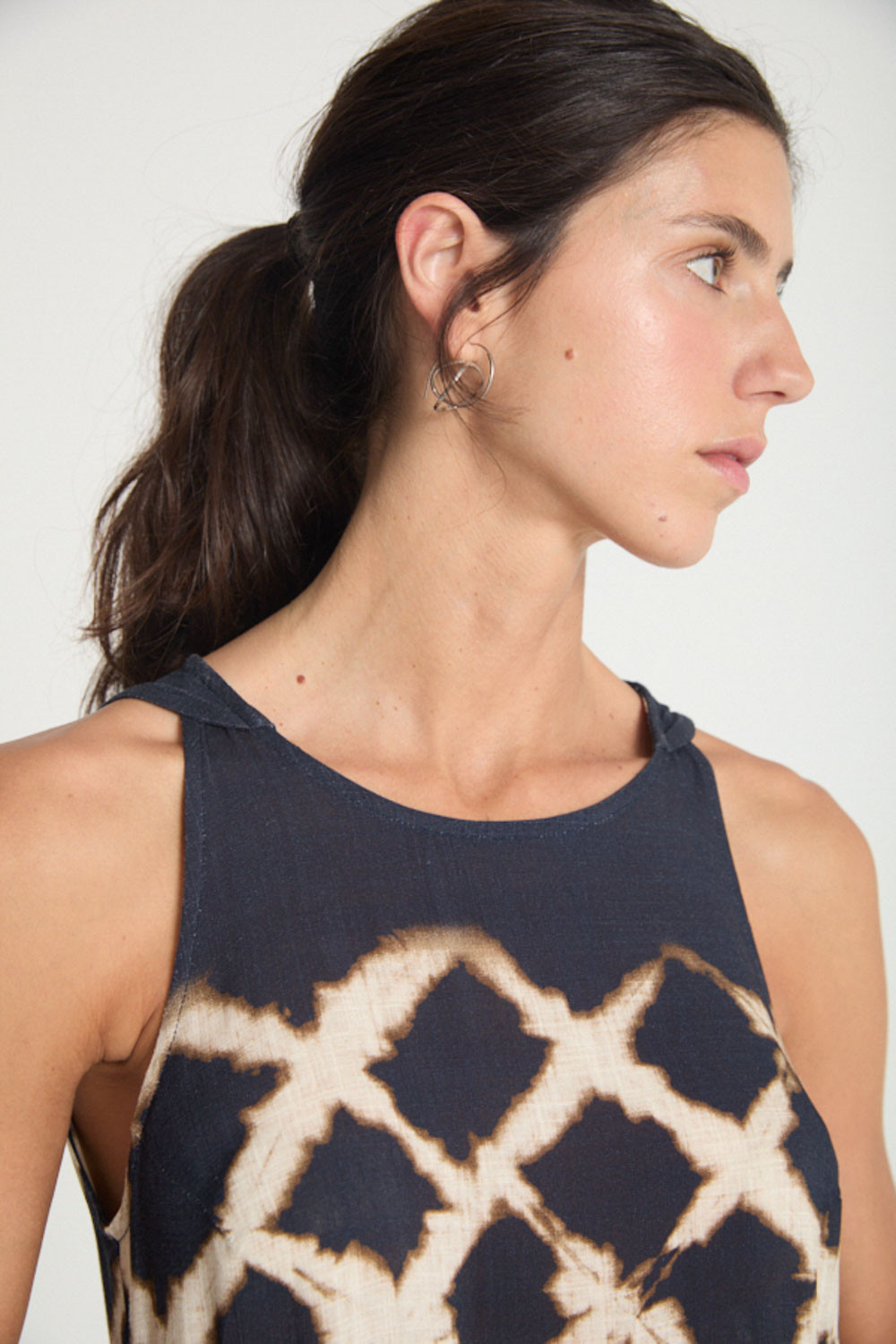 VESTIDO CON PLIEGUE EN EL HOMBRO