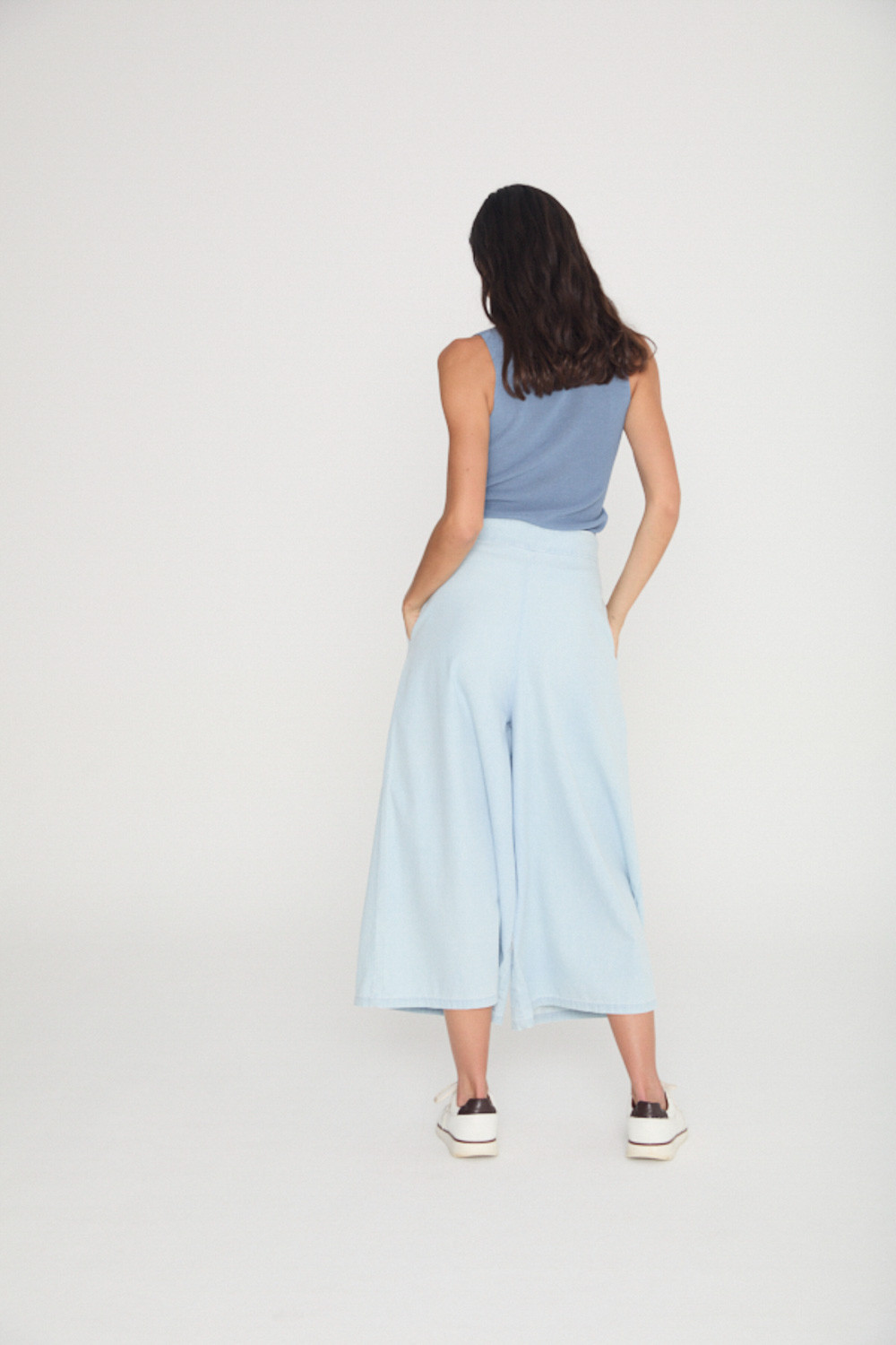 PANTALÓN  CON PINZAS