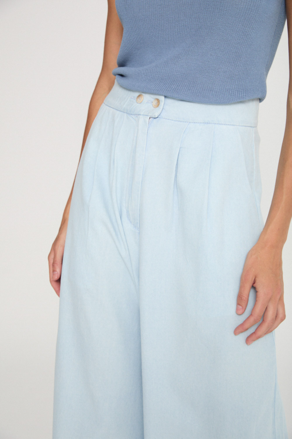 PANTALÓN  CON PINZAS